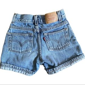 Vintage girls Levi’s denim jean shorts. Size 8 Slim.